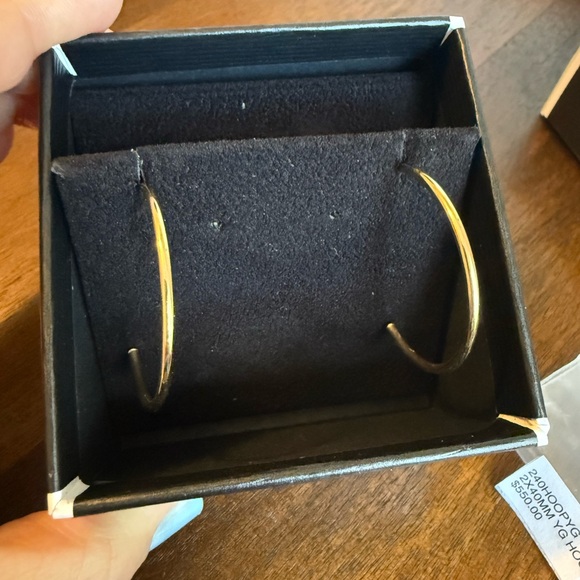 NEW Bloomingdale’s Moon & Meadow 14 K Yellow Gold Katie Hoop Earrings - Picture 5 of 5
